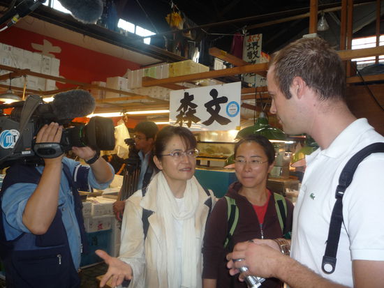 Wir fielen natuerlich gleich auf u wurden von einem japanischen Fernsehsender zu einem Interview genoetigt. Hier erklaert Hannes gerade wie er aus aerztlicher Sicht den Fischmarkt bewertet...Joa, good question,ne? Ines, what do you think???