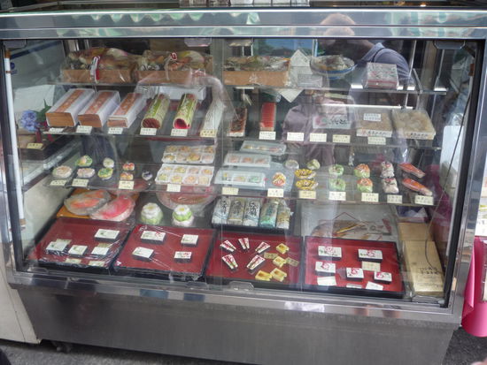 So sehen typische japanische Pralinen aus. Bunt, suess und schmecken nach Gummi...