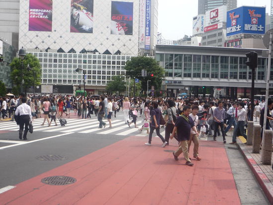 Nach 4 Stunden Markt gingen wir gut eingeduenstet zu einer der Zentren Tokyos (vor allem Mode, die Japaner legen super viel Wert darauf-wir grad mal nicht).
Wenn die Ampeln auf gruen springen ueberqueren gefuehlte 1.000.000 Menschen gleichzeitig die Strasse.
Kleines Raetsel&gt; WO ist Ines???