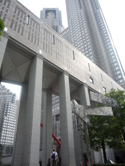 In Shinjuku gings danach fuer uns hoch hinaus. das groesste Gebaeude Japans ist dieses Rathaus.