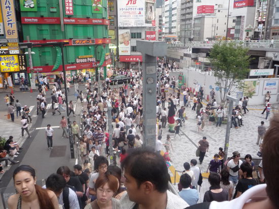 Hier eine typische Einkaufsmeile in Shinjuku. Die Stadt ist voller Menschen, so durften wir auch mal gleich fuer die Rolltreppe anstehen...
