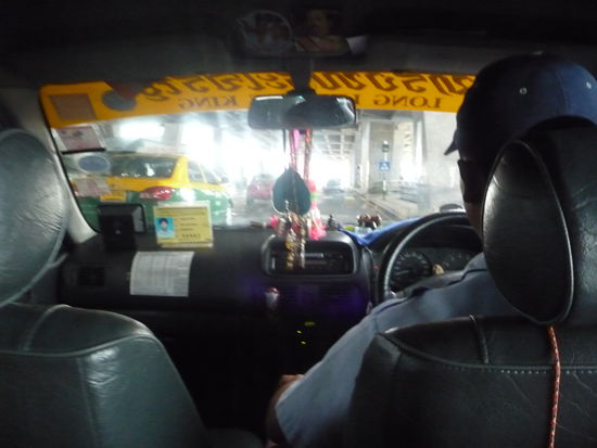 Zum Hotel fuhr uns dieser Taxi-fahrer, der allerlei Gedoens auf seinem Amatourenbrett hatte. Was wir gleich merkten &gt; In thailaendischen Taxis gibts keine Gurte! Safety first!!!