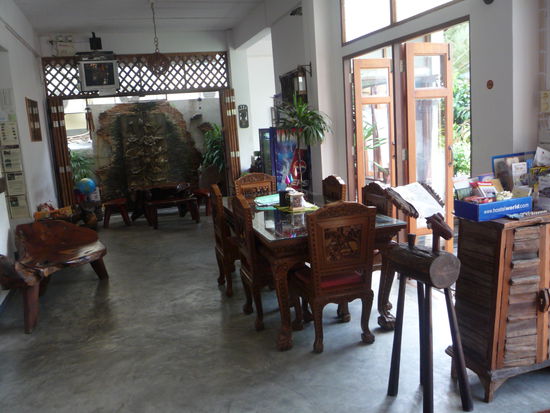 So sah die geschmackvoll eingerichtete Empfangshalle unseres bisher freundlichsten Guesthouses aus.