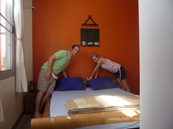 Das Geilste an unserem Zimmer war das endlich grosse und mit einer Matraze ausgestattete Bambusbett, was wir auch gleich fuer einen Mittagsschlaf nutzten.