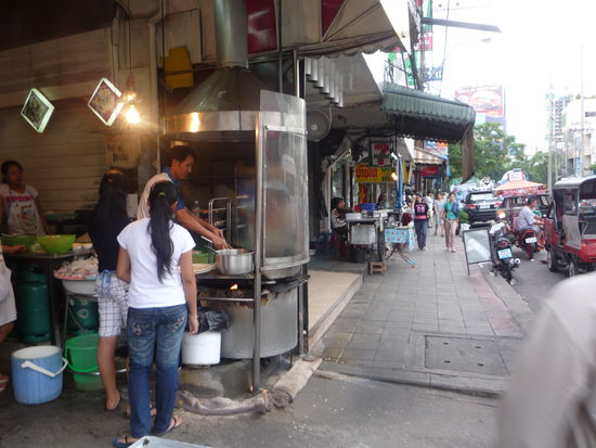 Unser erster Gang durch die Strassen Bangkoks erschlug uns erst einmal&gt; Eine Armut wie wir sie noch nie erlebt hatten: Undefinierbare Gerueche, viel Dreck und viele arme Menschen und streunernde Hunde und Katzen!