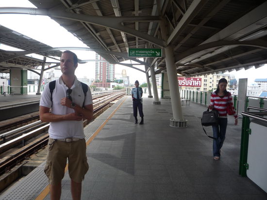 Um dorthin zu kommen nahmen wir den Skytrain,der an jeder Haltestelle hoechst motivierte Security stehen hat.