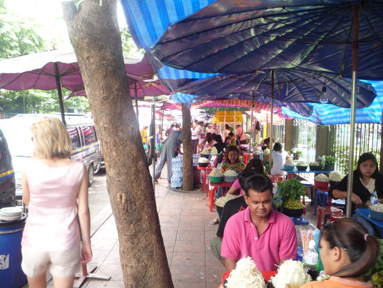 Auf dem Markt angekommen sahen wir als erstes Essen im Ueberfluss und zu suuuper g