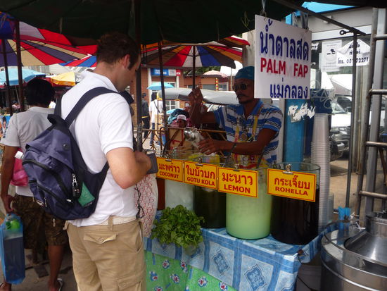 wir hatten Durst und holten uns beide leckere Fruchtshakes, die ersten von ca. 50 folgenden....