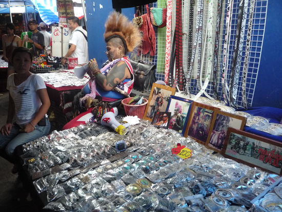 und dieser Haendler....der sich irgendwie selbst vermarktet *(Siehe Fotos am Ladentisch)