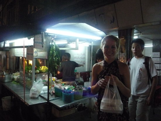 Abends holten wir uns auf dem Nachtmarkt vor unserer Haustuer lecker Thaifutter.
