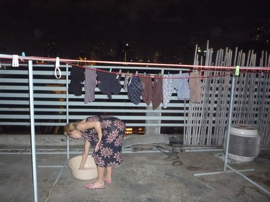 Nachdem wir auf der Dachterasse zu Abend gegesse hatten wurde die Waesche aufgehaengt (im Hintergrund Bangkoks Skyline)