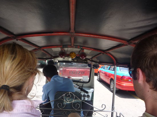 War lustig, aber ungemuetlich.Vor allem die Luft war nicht die beste, haetten am liebsten auch so nen feschen Mundschutz getragen...