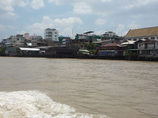 Die Haeuser am Ufer waren manchmal richtige Bruchbuden und der Fluss dort eine Muellhalde.