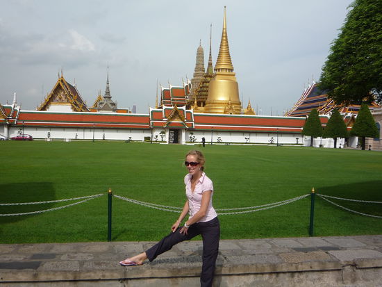 Jeder muss dafuer bedeckte Schultern und lange Hosen tragen. Da wir unsere Zipp-Hosen einfach nur drueberzogen, sah es fast so aus als wuerden wir Windeln tragen ...