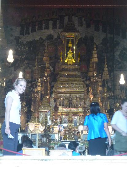 Der Smaragd-Buddha (oben angeleuchtet) ist der heiligste Buddha Thailands. Jeder Thai muss hier mindestens einmal im Leben gewesen sein. Wir warens jetzt...