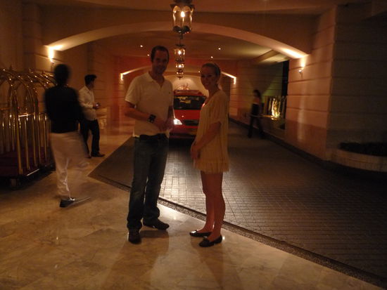 Schon bei der Einfahrt mit unserem Taxi wurden wir von 5 Angestellten gleichzeitig begruesst und bis zum Fahrstuhl geleitet.