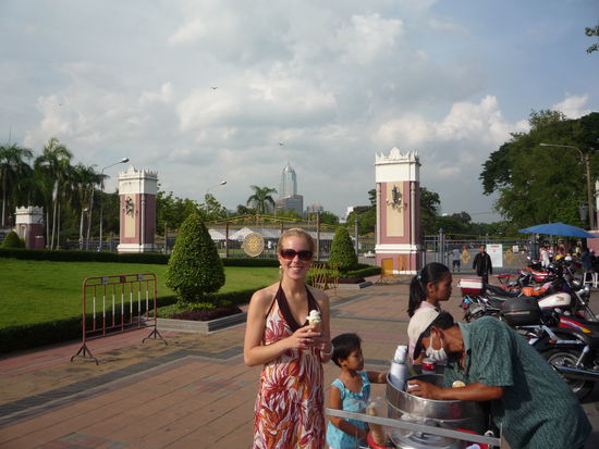 Am Eingang goennte sich Ines ein Gruentee-Eis fuer 10 Bath. (Ob es wohl giftig war&gt; siehe Eismann...)