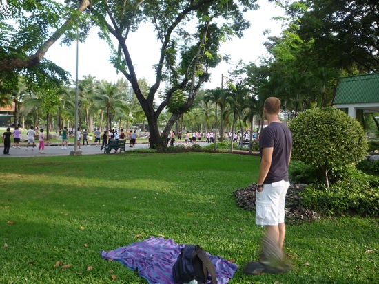 Doch nix da! Um 17h droehnte ploetzlich aus allen Parklautsprechern Techno-Mucke und ca. 200 Thailaender fingen hinter uns an mit Aerobic.