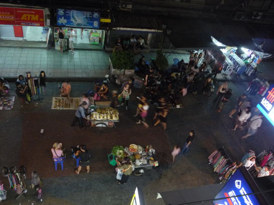 Von einem Pub hatten wir diese super Sicht auf das geschaeftige Treiben der Party-Meile.