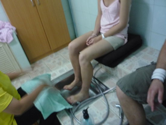 Dafuer wurden uns zuerst die Fuesse gewaschen.