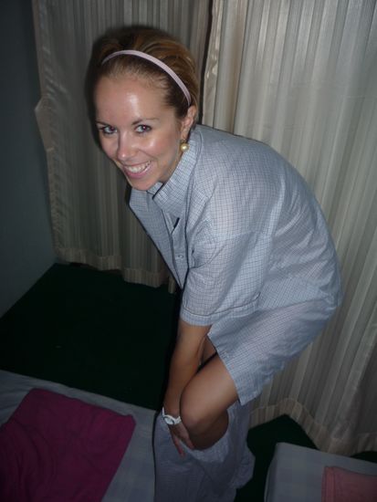 Danach zogen wir eine Art Schlafanzug an. und wurden dann SEHR KRAEFTIG massiert.