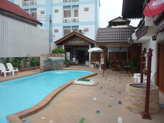 Morgens um 9Uhr trudelten wir bei unserem Hostel "MD House" ein, wo wir gleich von der recht grossen und schoenen Anlage begeistert waren. Freundlich wurden wir vom Besitzer Mr. Sunny, der uns seitdem taeglich mit Spruechen erheitert wie "Dont worry/ make yourself feel home / I can arrange everything for you"...