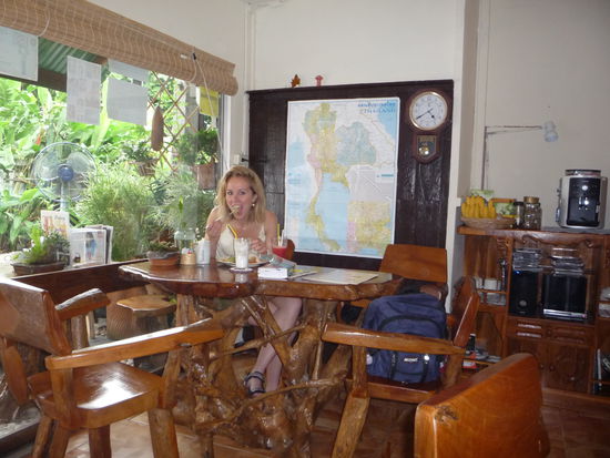 Frisch geduscht steuerten wir eines der vielen kleinen Restaurants an, die in unserem Stadtteil liegen. Geordert wurden unser Liebelingsgetraenk "Coconut Shake" und Thailaendischen Essen (but please NOT SPICY for Iny!!!)