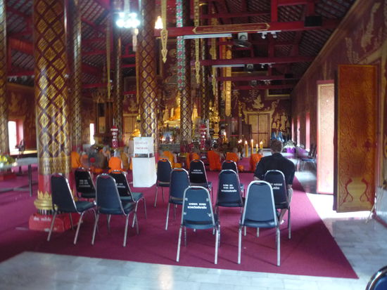 Da ab  Do. ein buddhistischer Feiertag war, wurden wir in diesem Tempel Zeuge eines Buddha-Dienstes. Die ganze Zeit (ca 30min.)sangen die Moenche (Holland-Fansein sehr beruhigendes Lied.