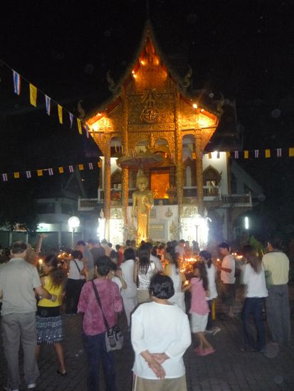 Auf dem Weg dorthin sahen wir wie das Volk den buddhistischen Feiertag begeht. Mit Kerzen und Blumenstraeussen umkreisten sie  singend den Tempel, bevor sie ihre Kerzen vor dem Eingang plazierten.