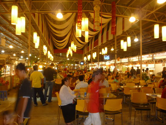 Angekommen auf dem Nachtmarkt brauchten wir erst einmal Coupons mit denen wir an allen Staenden Leckereien aus aller Welt kaufen konnten. Ines entschied sich fuer Vietnamesisch und Hannes fuer Indisch.