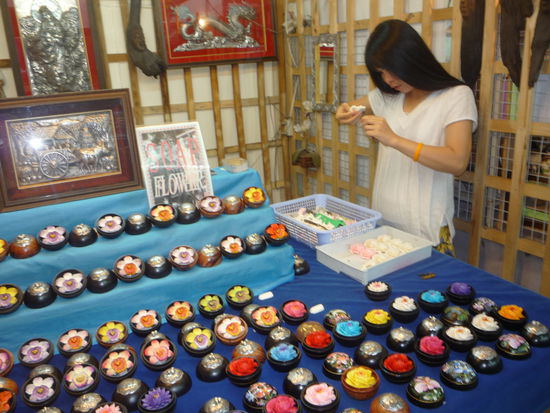 Auf dem Weg ueber den Markt kamen wir and diesem duftenden Stand vorbei. Hier macht eine Thailaenderin aus einfacher Seife Blumen in verschiedensten Formen und Farben. e