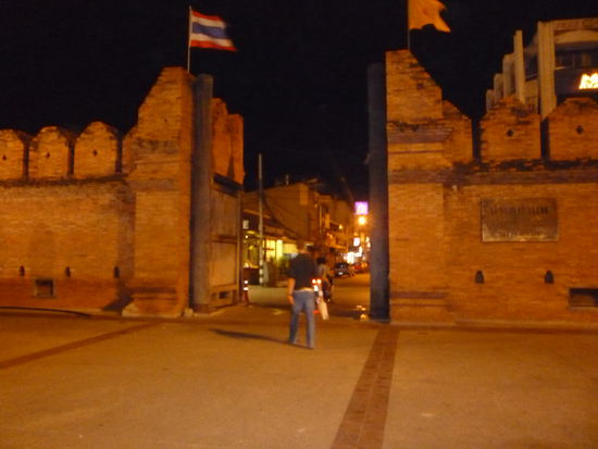 Zurueck zu unserem Hotel ging es wieder durch die alte Stadtmauer Chiang Mais, wir wohnen naemlich in der Altstadt. Hier wie so oft weht die thailaendische Flagge.