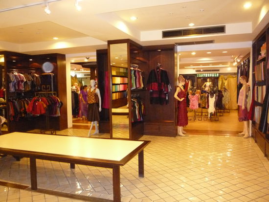 Und direkt dahinter: riesige Einkaufshallen mit ueberteuerten Touristenpreisen Personal, das einen in jeder Sprache durch den Shop begleitete.