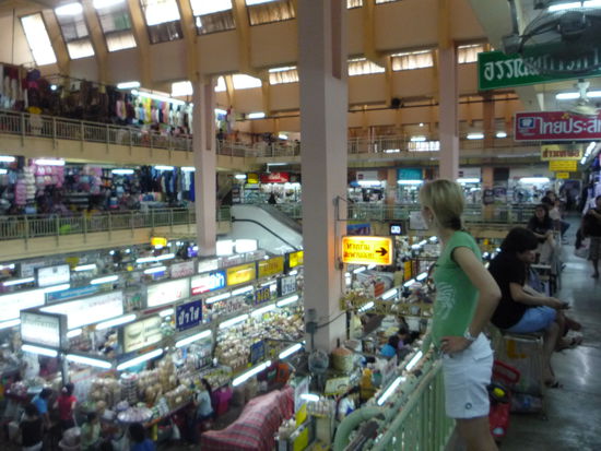 ...und besuchten die groesste Shopping Mall Chiang Mais. Glich eher einem 3 stoeckigem Markt....