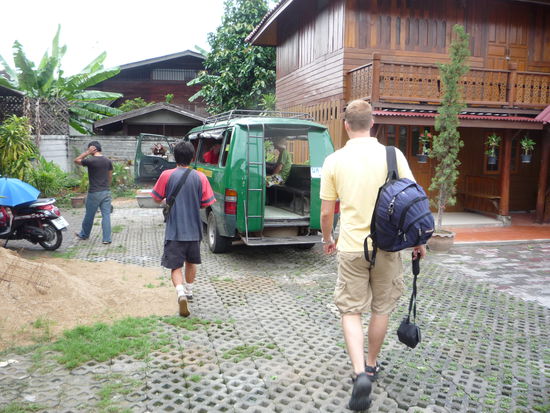 So wurden wir gut ausgeruestet frueh um 9h von unserem Guide Aishee(oder so...take it easy...) abgeholt.