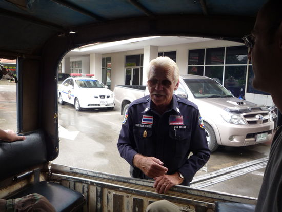 Damit auch nix schiefgeht, klaerte uns dieser freakige Amerikaner von der Touristenpolizei auf... Thanks a lot! ... nach einer Rundfahrt von ca 30min kamen wir noch einmal vorbei und bekamen Gleiches von einem Deutschen Touristenpolizisten erzaehlt...Danke!