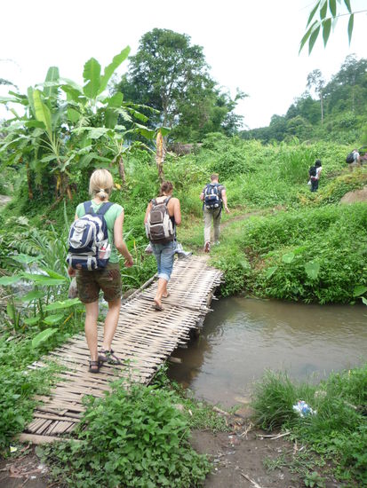 Nach nur 45 Min. hielt unser Buesschen und wir wanderten zum ersten Stopp, einer Strohhuette zum Lunch.
