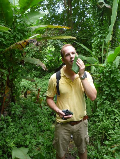 Dank einem super Tipp von unserem Guide (in perfektem Thai-Englisch) wusste Hannes dass man sich mit Bananenblaettern top den Schweiss abwischen kann... Ueberleben ohne Wedler ist moeglich!!!