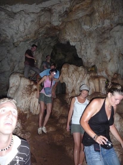 Da unten war keine Beleuchtung, zum Glueck hatten viele eine Taschenlampe.(Christoph denkt grad "AAaaaahhh")