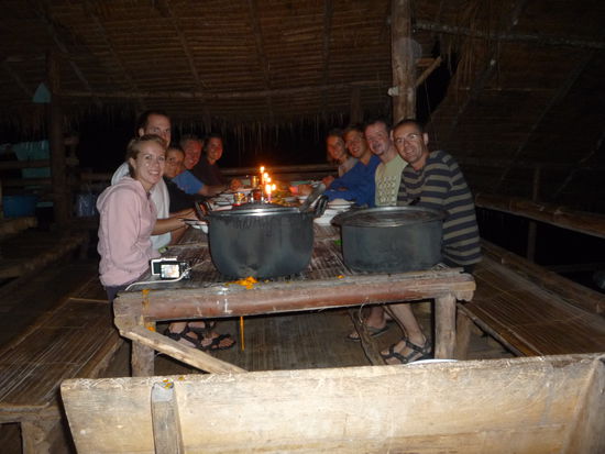 Abends lud uns unserer Guide zu selbstgekochter Thai-Kost bei Kerzenschein ein. War eine tolle Atmosphaere!!!