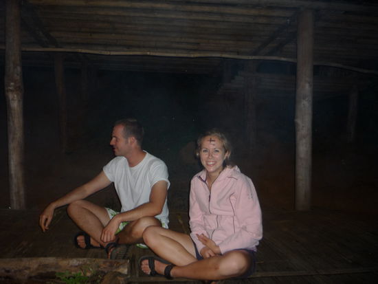 Spaeter spielten wir dann noch ein Spiel am Lagerfeuer, bei dem der Verlierer mit Asche ein Kreuz ins Gesicht gemalt bekam.