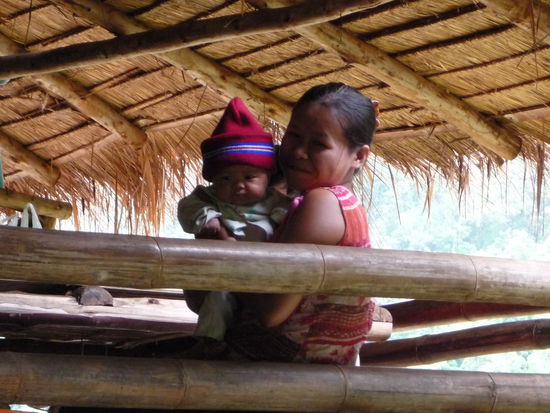 Diese Dschungelbewohnerin verabschiedete sich zusammen mit ihrem suessen Baby.(was am Tag zuvor fast Katrin angepinkelt haette,da es keine Windeln traegt.)