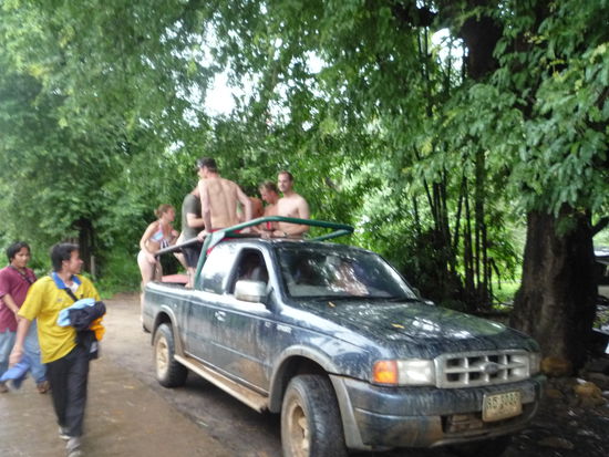 Als es trockener war funktionierte sie wieder...Zum Abschluss gings fuer die Mutigen (also Hannes und Christoph) zum Rafting. Die Fahrt dauerte laecherlich 30min. und das leicht bekleidet und bei Regen.