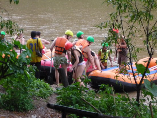 Nach einer katastrophalen Fahrt auf dem Fluss, bei dem Hannes und Christoph 2 Insassen eines anderen Bootes retten mussten, war die Abenteuertour beendet.