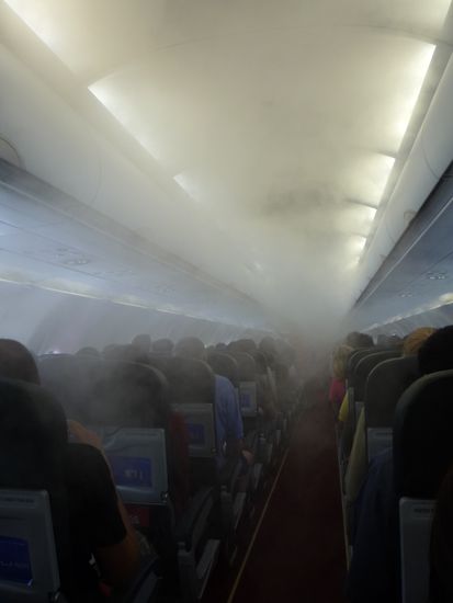 Als wir das Flugzeug betraten, wurden wir erst einmal ordentlich eingenebelt.