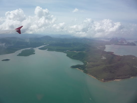Nach insg. 6h Flug (Umstieg in Bangkok) konnten wir einen ersten Blick auf unsere Trauminsel erhaschen.