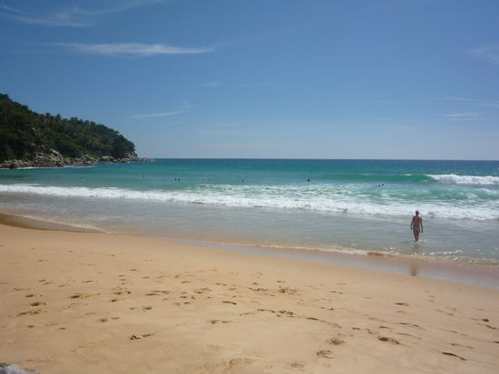 Das Wasser hier ist angenehm warm und in Karon (einem weniger touristischen Ort im Sueden der Insel) auch noch recht leer.