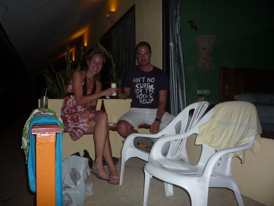 Das mit dem Eincremen muessen wir wohl nochmal ueben. Abends sassen wir wiklich wie 2 Krebse bei kuehlen Getraenken auf unserer Terasse.