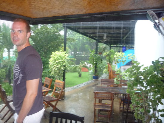 Wir warteten in unserem Hotel-Restaurant auf unseren Minibus, der nach laecherlichen 60min. Verspaetung eintrudelte um uns nach Kho Lanta zu bringen. Hatten vorher natuerlich (typisch deutsch)schon bei der Agentur angerufen.