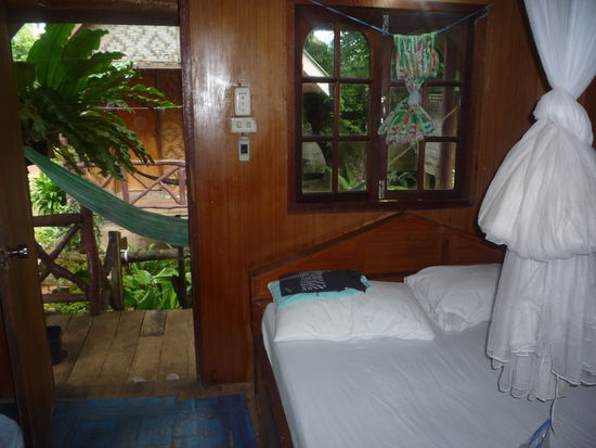 Das Interieur war auf das Noetigste beschraenkt: Draussen Haengematte, drinnen Moskitonetz, Kaltwasserdusche und Klo mit Individualspuelung.